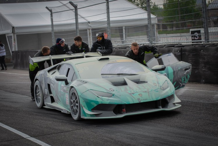 Flash Racing komandai aizdegas 'Lamborghini'