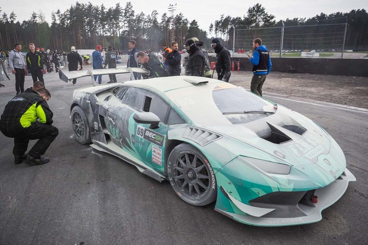 Flash Racing komandai aizdegas 'Lamborghini'
