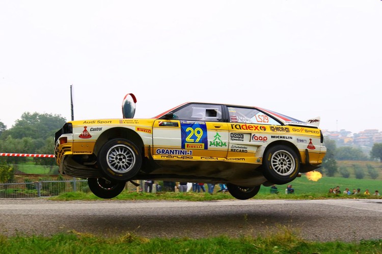 Brāļi Velmes griež 'saulītes' un driftē Leģendu rallijā