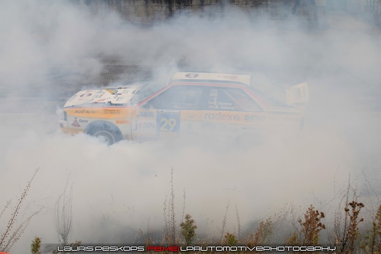 Brāļi Velmes griež 'saulītes' un driftē Leģendu rallijā