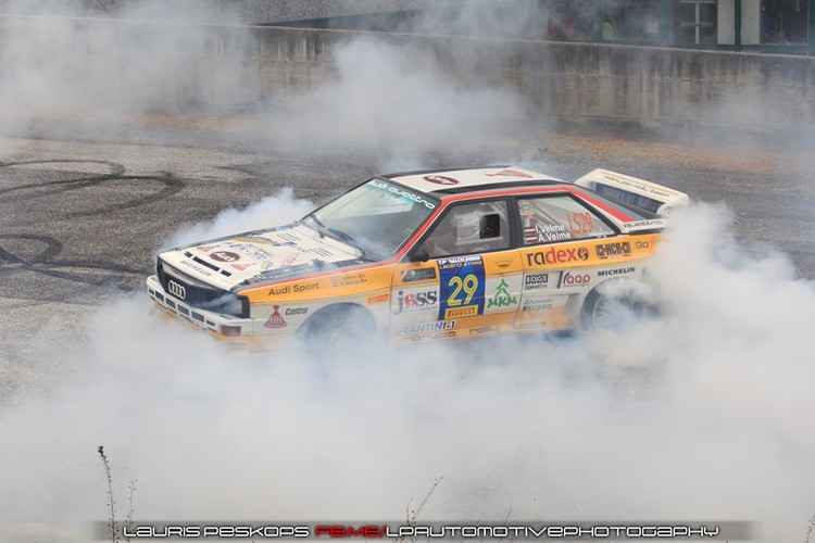 Brāļi Velmes griež 'saulītes' un driftē Leģendu rallijā