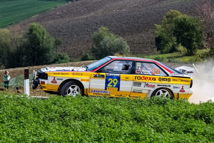 Brāļi Velmes griež 'saulītes' un driftē Leģendu rallijā