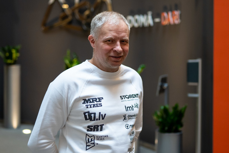 Sesks/Francis prezentē jauno 'Toyota GR Yaris' automašīnu