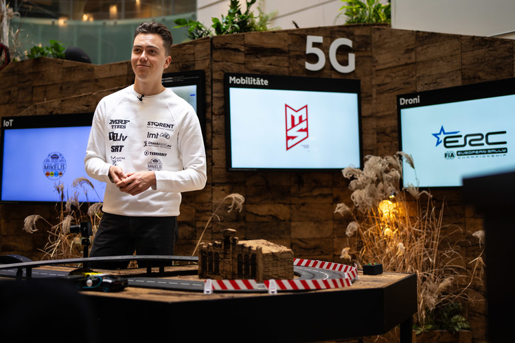 Sesks/Francis prezentē jauno 'Toyota GR Yaris' automašīnu
