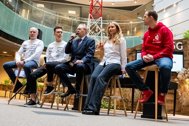 Sesks/Francis prezentē jauno 'Toyota GR Yaris' automašīnu