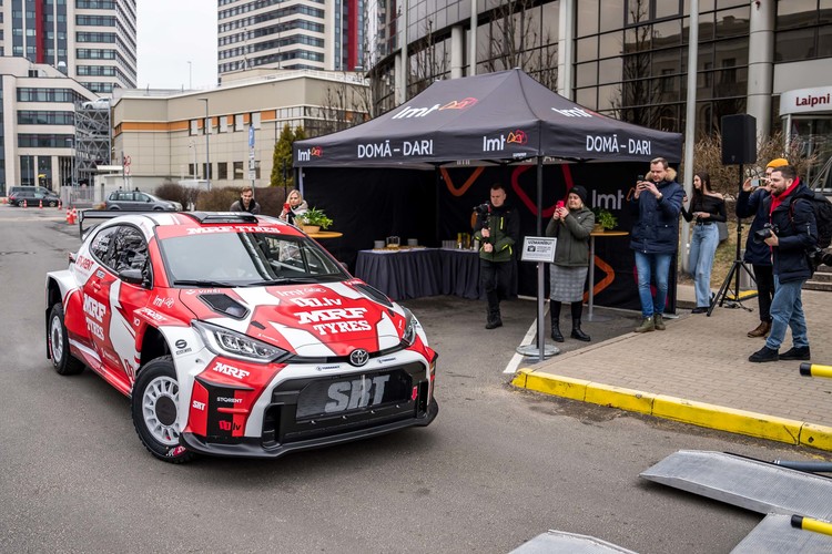 Sesks/Francis prezentē jauno 'Toyota GR Yaris' automašīnu