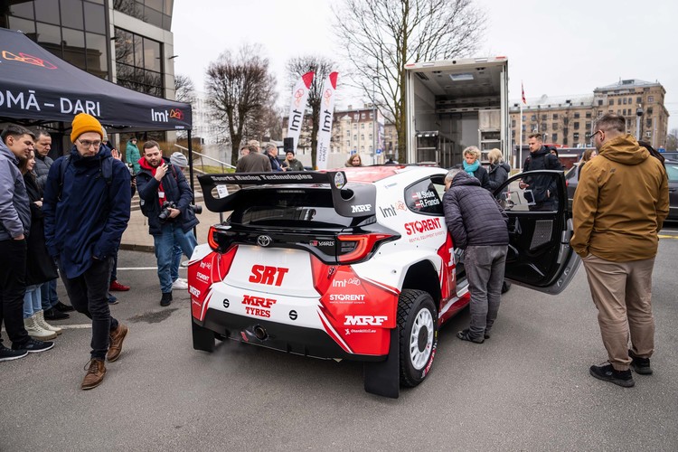 Sesks/Francis prezentē jauno 'Toyota GR Yaris' automašīnu