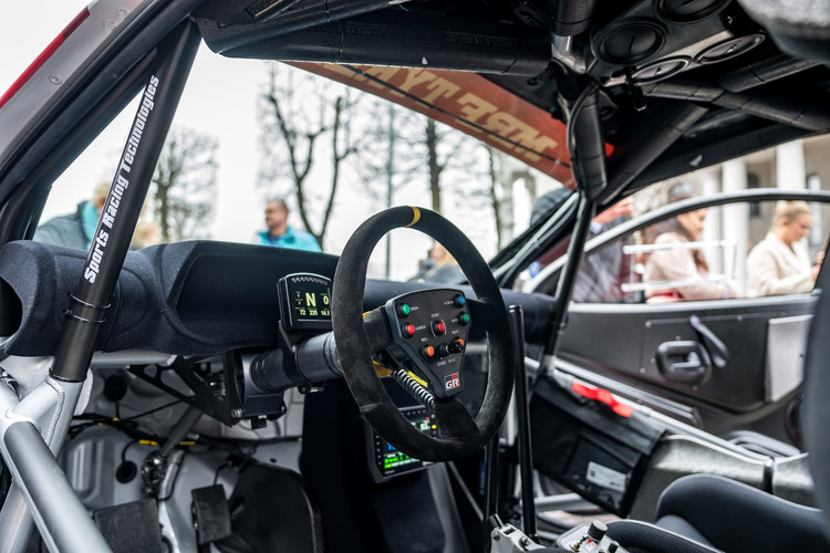 Sesks/Francis prezentē jauno 'Toyota GR Yaris' automašīnu