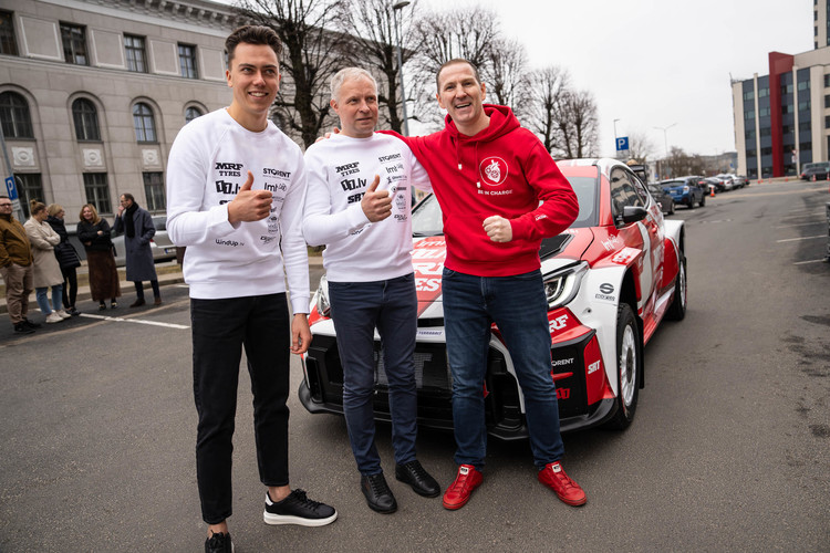 Sesks/Francis prezentē jauno 'Toyota GR Yaris' automašīnu