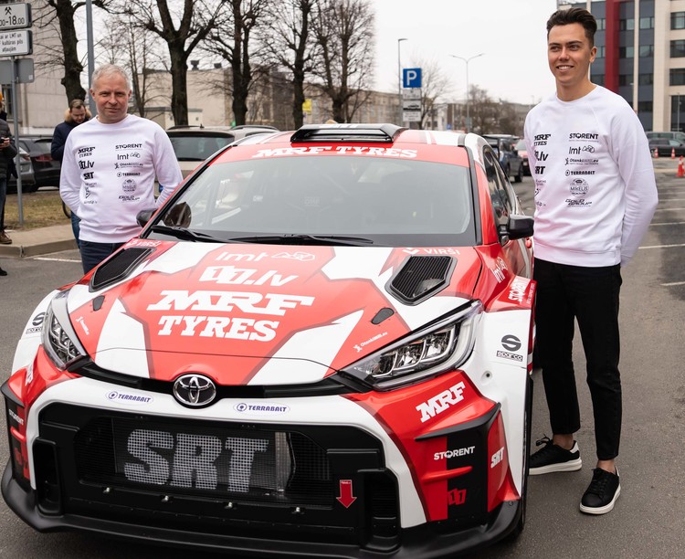 Sesks/Francis prezentē jauno 'Toyota GR Yaris' automašīnu