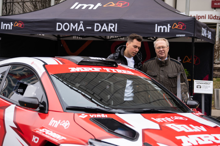 Sesks/Francis prezentē jauno 'Toyota GR Yaris' automašīnu