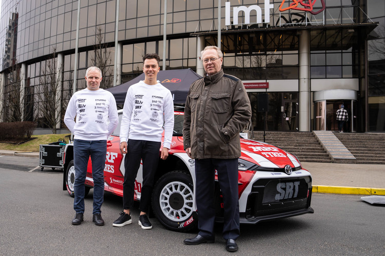 Sesks/Francis prezentē jauno 'Toyota GR Yaris' automašīnu