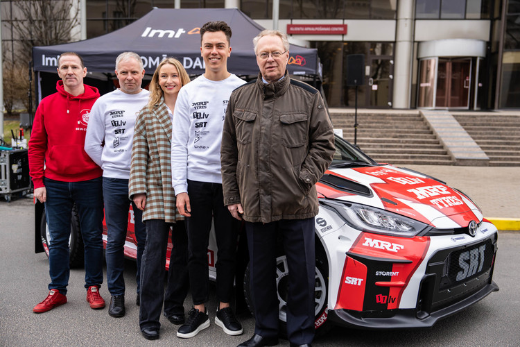 Sesks/Francis prezentē jauno 'Toyota GR Yaris' automašīnu