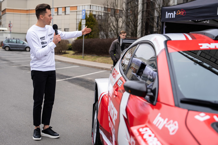 Sesks/Francis prezentē jauno 'Toyota GR Yaris' automašīnu