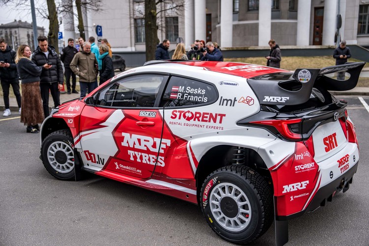 Sesks/Francis prezentē jauno 'Toyota GR Yaris' automašīnu