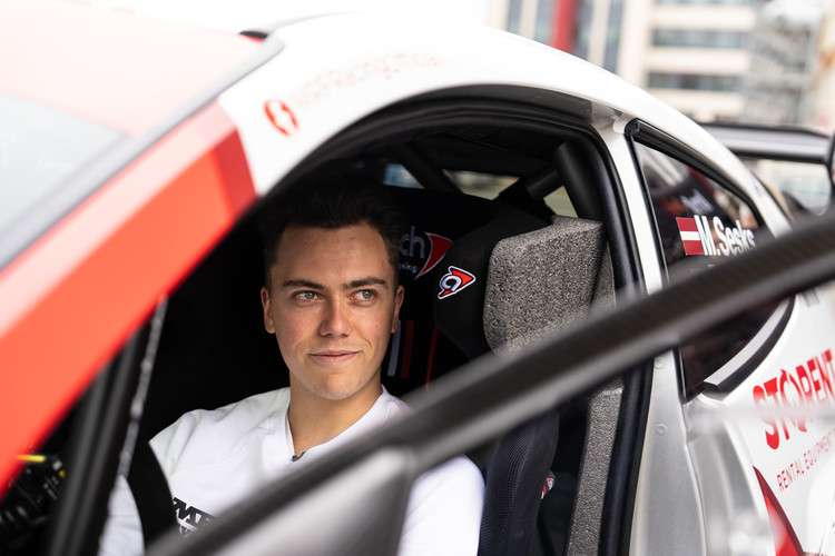 Sesks/Francis prezentē jauno 'Toyota GR Yaris' automašīnu