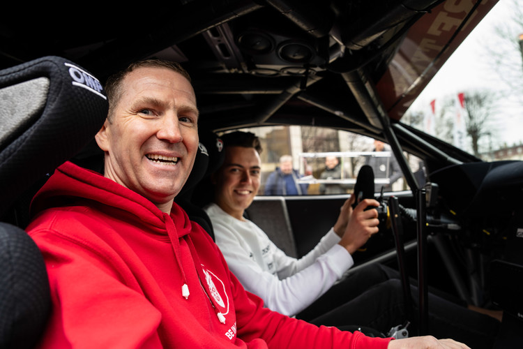 Sesks/Francis prezentē jauno 'Toyota GR Yaris' automašīnu