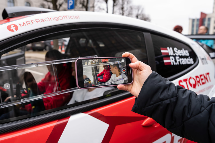 Sesks/Francis prezentē jauno 'Toyota GR Yaris' automašīnu