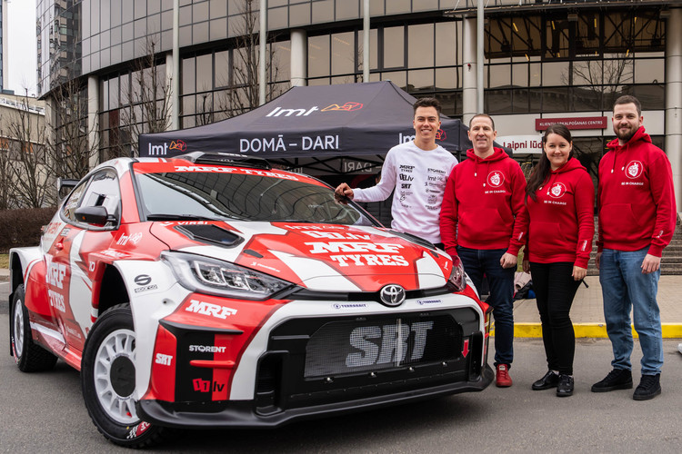 Sesks/Francis prezentē jauno 'Toyota GR Yaris' automašīnu