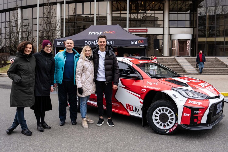 Sesks/Francis prezentē jauno 'Toyota GR Yaris' automašīnu