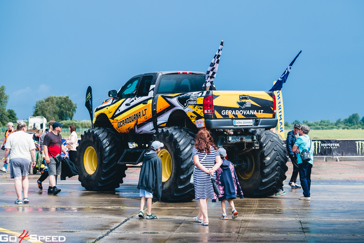 Vērienīgais dragreisa festivāls Ventspilī 