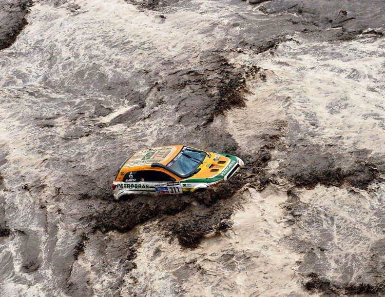 Neveiksmes, sarežģītas kāpas un plūdi Dakaras rallijā