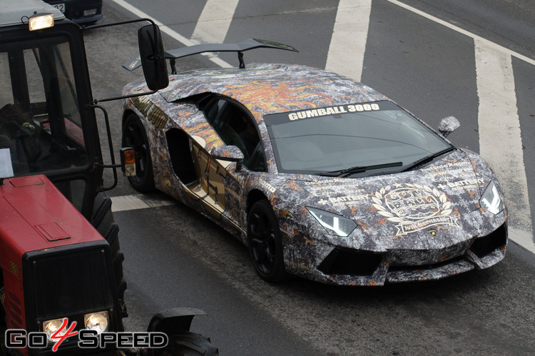 Ekskluzīvās Gumball 3000 automašīnas piestāj Rīgā