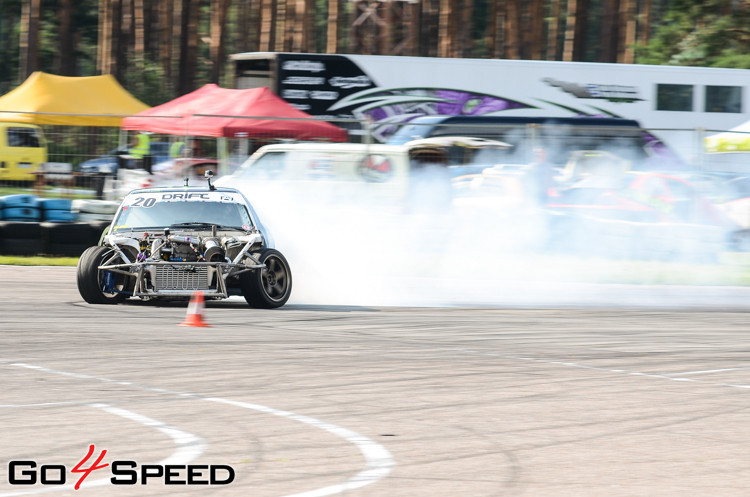 Drift Allstars treniņi un parādes brauciens Rīgas ielās