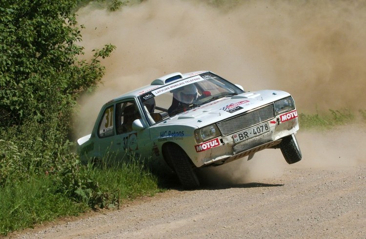 Fotogrāfiju izstādes "RALLIJS. UZ RISKA ROBEŽAS." dalībnieki