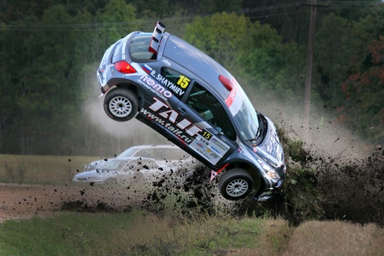 Fotogrāfiju izstādes "RALLIJS. UZ RISKA ROBEŽAS." dalībnieki