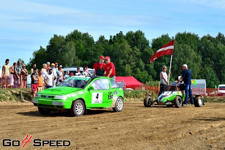 Autokrosa čempionāts Vecpilī noslēdzas ar slapjo T-kreklu šovu