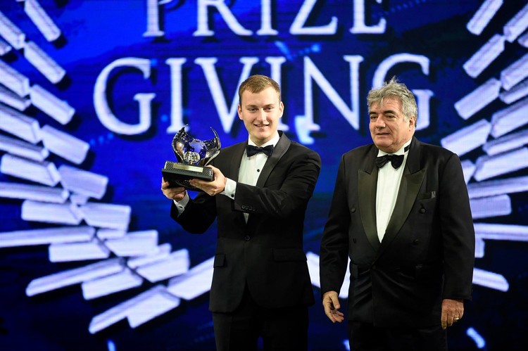 Nitišs un pasaules autosporta zvaigznes saņem balvas