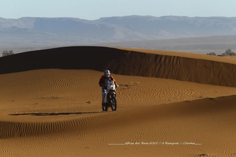 'Africa Eco Race' dalībnieki ātrumposmos satiek kamieļus