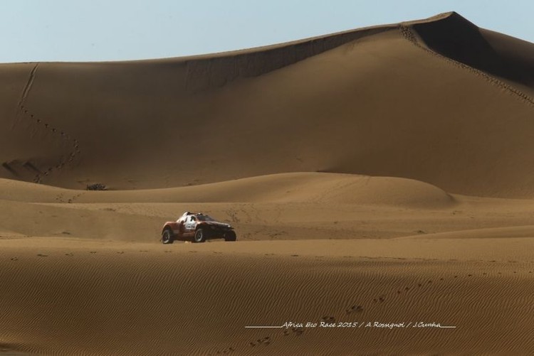 'Africa Eco Race' dalībnieki ātrumposmos satiek kamieļus