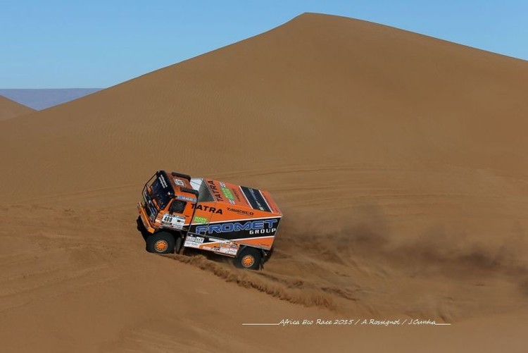 'Africa Eco Race' dalībnieki ātrumposmos satiek kamieļus