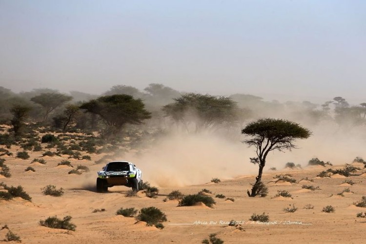 'Africa Eco Race' dalībnieki ātrumposmos satiek kamieļus