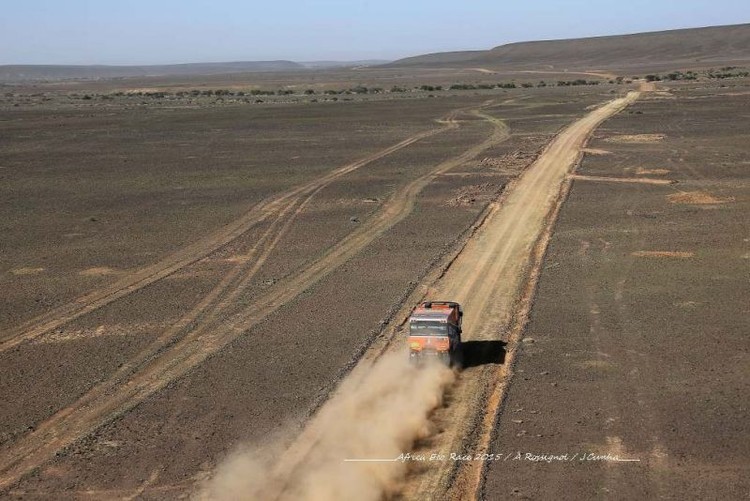 'Africa Eco Race' dalībnieki ātrumposmos satiek kamieļus