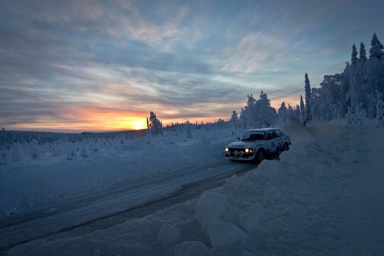 Lapzemes rallijs pārsteidz ar neredzētu ziemu un ziemeļblāzmu