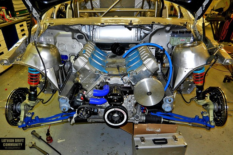 HGK un Blušs turpina būvēt 'Formula Drift' paredzēto 800 Zs jaudīgo auto