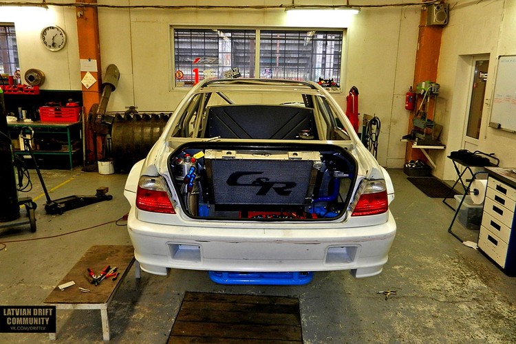 HGK un Blušs turpina būvēt 'Formula Drift' paredzēto 800 Zs jaudīgo auto