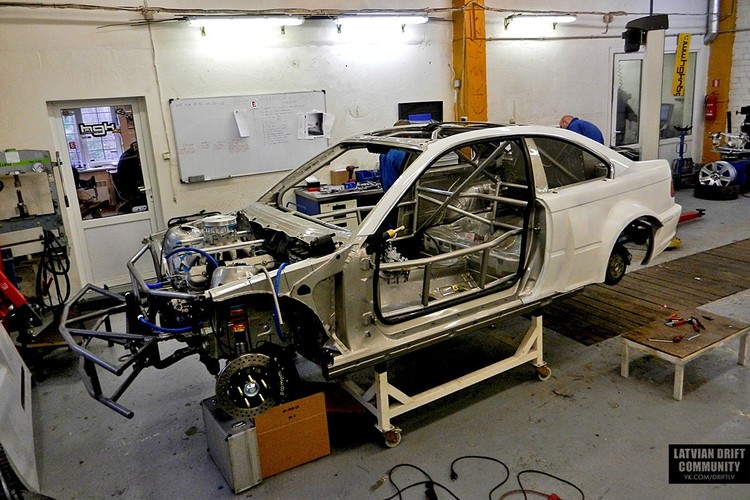 HGK un Blušs turpina būvēt 'Formula Drift' paredzēto 800 Zs jaudīgo auto