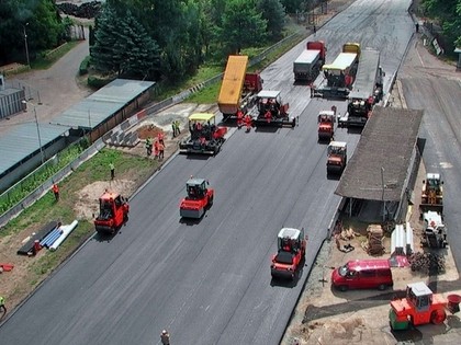 FOTO: Pēc 50 gadiem tiek atjaunots Biķernieku trases asfalta segums