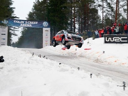 VIDEO: Rallija braucējs Kolina Makreja līkumā aizlec 41 metru