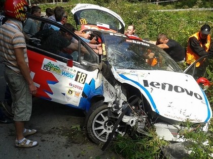 VIDEO: Auto pēc šaušalīgas avārijas izposta tilta margas un nolauž koku