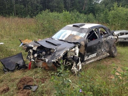 FOTO: Vanagam treniņš pirms 300 ezeru rallija beidzas ar iespaidīgu avāriju