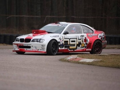 FOTO: Blušs Biķernieku trasē testē jauno auto
