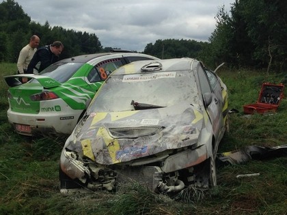 FOTO: Rallija ekipāža notriec stabu un ieskrien citā automašīnā