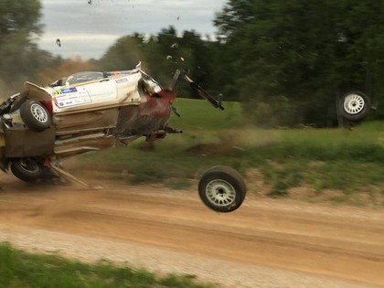 FOTO: Ekipāža Igaunijas rallijā piedzīvo iespaidīgu avāriju 