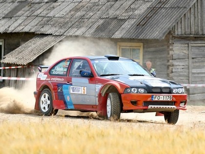 VIDEO: Latviešu ekipāža Lietuvas rallijsprintā uzmet vairākus kūleņus 