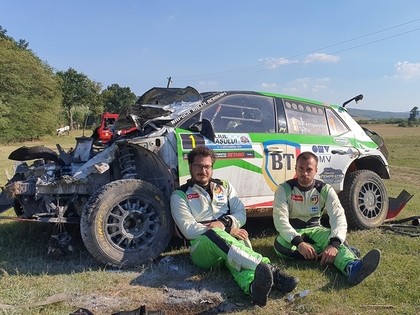 VIDEO: Rumāņu ekipāžai pēc iespaidīgas avārijas aizdegas 'Škoda Fabia R5'